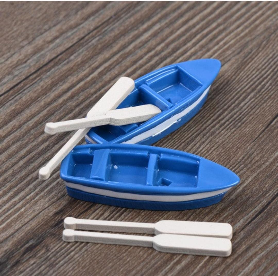 Blue boat with 2 oars miniature